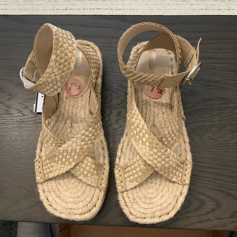 Sam Edelman: DAKOTA Sandal strap in buckle
Toe: Open
Platform Height: .55 inches